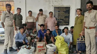 शराब के साथ गिरफ्तार धंधेबाजों के साथ उत्पाद विभाग की टीम। फोटो सौ. उत्पाद