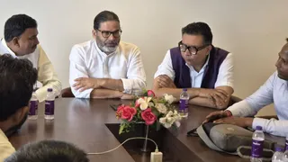 मुजफ्फरपर में एमएलसी चुनाव को लेकर बैठक करते प्रशांत किशोर। फोटो सौ. जन सुराज