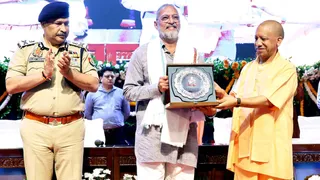 लखनऊ के कार्यक्रम में सीएम योगी के साथ नाना पाटेकर। (तस्वीर- फाइल)