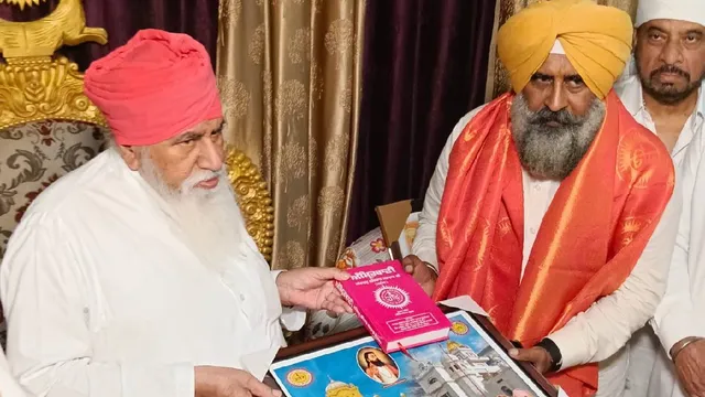 जालंधर पहुंचे पंजाब कांग्रेस के नए अध्यक्ष परगट सिंह, डेरा बल्लां में संत निरंजन दास महाराज से लिया आशीर्वाद
