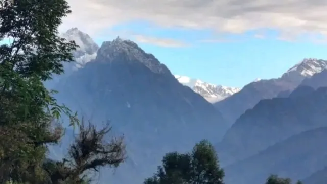 पिथौरागढ़ में बर्फबारी और मूसलाधार बारिश से बढ़ी ठंड, पारा गिरा
