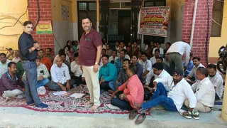 गाजीपुर में एनएचएम संविदा कर्मियों का प्रदर्शन नियमितीकरण और समान वेतन की मांग।