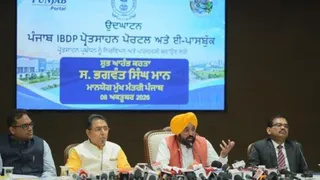 मुख्यमंत्री भगंत मान पोर्टल की जानकारी देते हुए।
