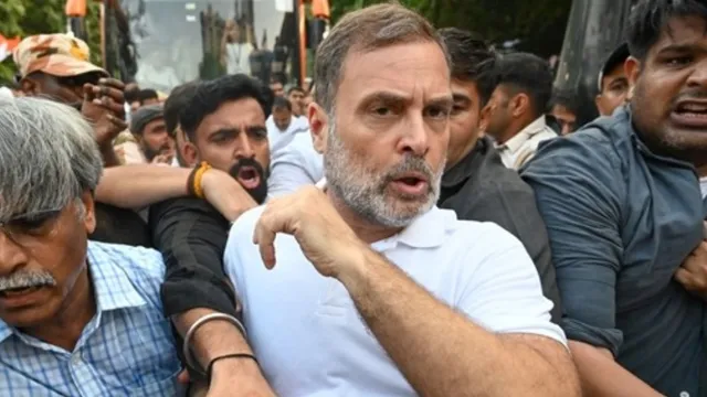 विपक्षी सांसदों संग राजघाट जा रहे राहुल गांधी (फोटो- ANI)