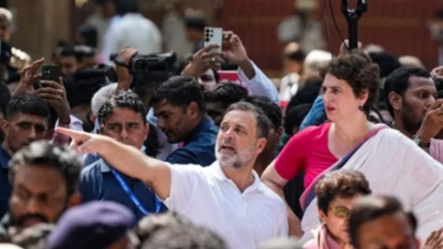 राहुल गांधी और प्रियंका पर अब दर्ज हुई पुलिसकर्मियों से मारपीट की FIR, ड्यूटी में बाधा डालने का भी आरोप