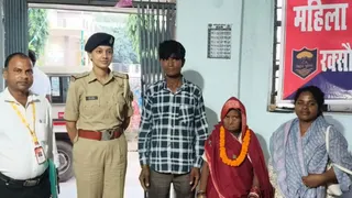 बेटा और बहू के साथ तीन वर्ष पूर्व बिछड़ गई महिला साथ में पुलिस पदाधिाकरी व माहेर के प्रबंधक। सौ. संस्था
