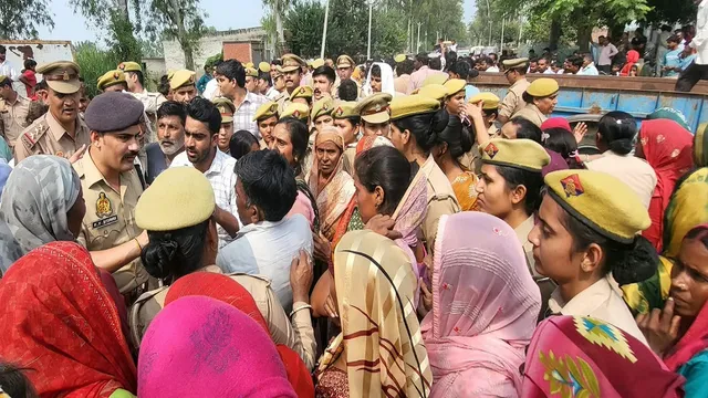 ट्रैक्टर से कुचलकर 3 लोगों के कत्ल के बाद दहला बिजनौर, बुलडोजर कार्रवाई की मांग को लेकर ग्रामीणों ने लगाया जाम 
