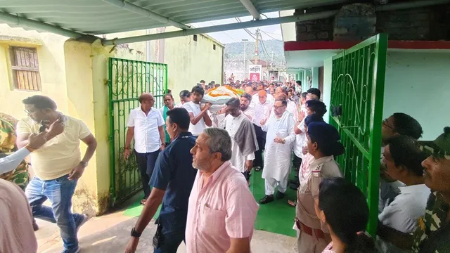 नेमरा में रूपी सोरेन को आखिरी जोहार, अंतिम विदाई के लिए 7 किमी पैदल चल रहे लोग
