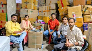 अधिकारियों की टीम ने दुकानों और गोदामों में रखे पटाखों के स्टॉक का मिलान किया।
