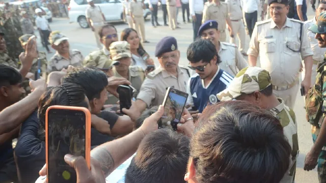 रांची पहुंचे भारत और वेस्टइंडीज के खिलाड़ी, ईशान ने सुनी ‘हाजीपुर-हाजीपुर’ की पुकार; फैन को दिया ऑटोग्राफ
