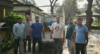 बरामद पिकअप के साथ वन विभाग की टीम।