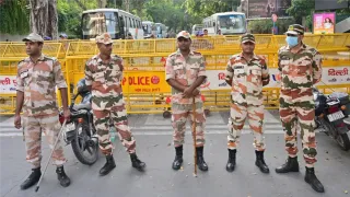 जनपथ मार्ग से जंतर मंतर जाने वाले मार्ग पर बैरिकेड कर तैनात अर्ध सैनिक बल के जवान। चंद्र प्रकाश मिश्र