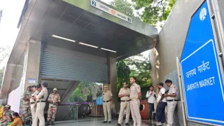 जनपथ मेट्रो स्टेशन पर तैनात अर्ध सैनिक बल के जवान और पुलिसकर्मी। फोटो: चंद्र प्रकाश मिश्र
