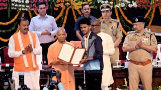 लखनऊ में मोहित पाल को नियुक्ति पत्र सौंपते मुख्यमंत्री योगी आदित्यनाथ। स्रोत स्वयं