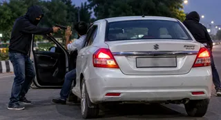 सेक्टर-46 में हथियारबंद युवकों ने दुकानदार से लूटी कार। (एआई जनरेटेड फोटो)