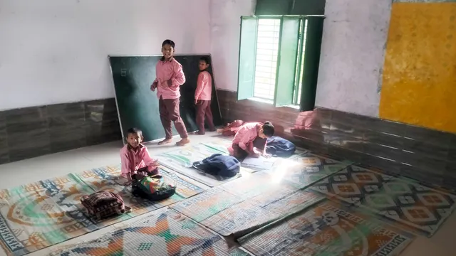 करोड़ों का बजट फिर भी बदहाली: अमरोहा के 100+ सरकारी स्कूलों में टाट-पट्टी पर पढ़ने को मजबूर 5 हजार बच्चे
