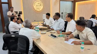 एडीए सभागार में नीलामी प्रक्रिया शुरू कराते अधिकारी।