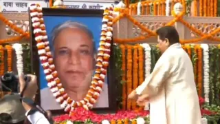 मायावती ने कांशीराम की पुण्यतिथि पर श्रद्धांजलि अर्पित की।