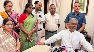 धनबाद सर्किट हाउस में मीडिया से बात करते पूर्व मुख्यमंत्री बाबूलाल मरांडी। (फोटो सौजन्य)