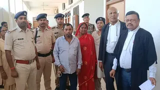 कोर्ट का फैसला आने के बाद पुलिस की गिरफ्त में दोषी।