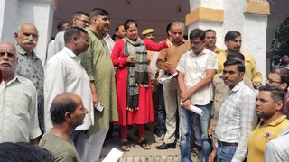 गैस कनेक्शन बंद किए जाने के विरोध में एडीएम प्रशासन को ज्ञापन सौंपते ग्राम आंदोपुर के ग्रामीण।