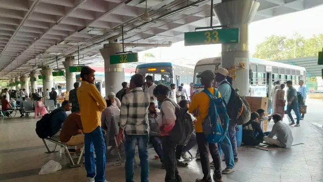दिल्ली में ट्रेनें रद से अधर में फंसे यात्री, लाखों का हुआ नुकसान; अचानक बढ़ा बसों का किराया
