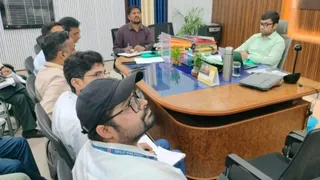 संबंधित अधिकारियों के साथ बैठक करते डीडीसी तुषार कुमार। सौ. डीपीआरओ