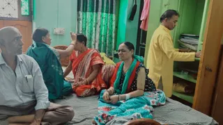 देवघर में JMM नेता के बेटे की कनपटी पर तानी पिस्टल, महिला को चाकू मारकर लूटे जेवर