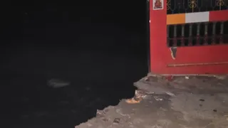 खरीक के राघोपुर में रेलवे तटबंध के ब्रह्म बाबा स्थान के समीप गंगा नदी के तेज कटाव से धंसती मिट्टी