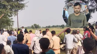 हाथरस में घटनास्थल पर जुटी भीड़ और पुलिस। इनसेट में मृतक बौबी का फाइल फोटो।