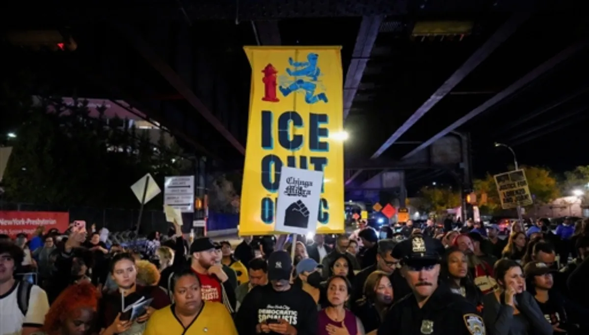 Immigration agents shoot a man during arrest in New York City (3)