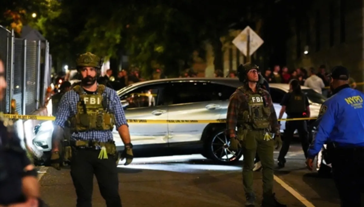 Immigration agents shoot a man during arrest in New York City (4)