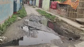 भंगहा पंचायत के वार्ड 7 व 8 में सड़क पर फैले नाले के गंदे पानी के बीच से होकर गुजरने को मजबूर राहगीर व ग्रामीण।