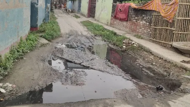 सड़क पर बह रहा नाले का गंदा पानी, बदबू से जीना मुहाल! कटिहार के भंगहा में जलजमाव से भड़का ग्रामीणों का गुस्सा, बीमारी का डर
