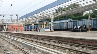 खगड़िया जंक्शन के प्लेटफॉर्म पर शेड के अभाव में खुले आसमान तले धूप-बारिश में ट्रेन का इंतजार करते यात्री।