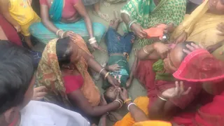 मधेपुरा के रतवारा थाना क्षेत्र अंतर्गत लुटना टोला में शोक में स्वजन।