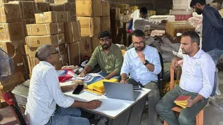 अवधेश चौक स्थित ट्रांसपोर्टर के गोदाम में जांच करते वाणिज्यकर विभाग के अधिकारी। सौजन्य- जिला प्रशासन