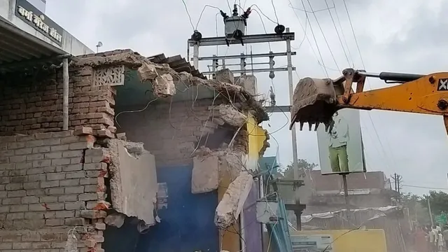 NH-80 की जमीन पर कब्जा करने वालों पर चला बुलडोजर! लखीसराय के सूर्यगढ़ा में तीसरे दिन भी कार्रवाई, कई पक्के निर्माण ध्वस्त
