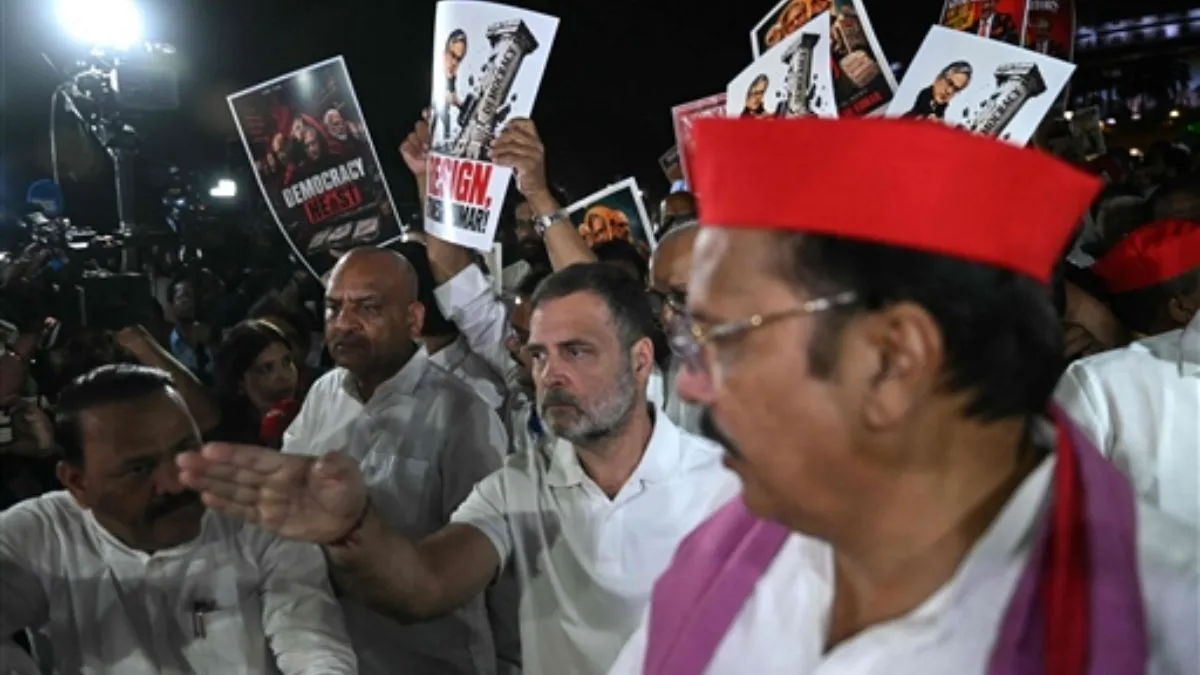 CEC ज्ञानेश कुमार के खिलाफ विपक्ष का हल्ला बोल, राहुल गांधी के साथ राष्ट्रपति भवन पहुंचे विपक्षी सांसद