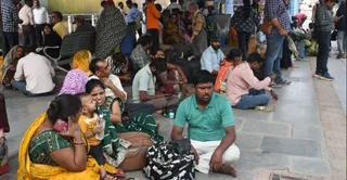 सेंट्रल स्टेशन में ट्रेन का इंतजार करते यात्री। जागरण