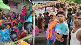 घटना की सूचना पर रोते बिलखते स्वजन व पहुंचे स्थानीय लोग।