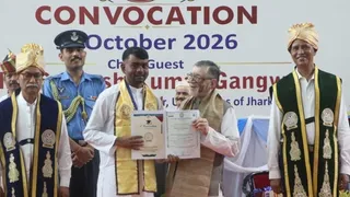 विधायक जयराम महतो को पीएचडी की डिग्री प्रदान करते राज्यपाल संतोष गंगवार। (फोटो जागरण)