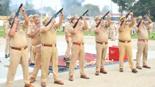 मॉक ड्रिल के दौरान आंसू गैस के गोले छोड़ने का अभ्यास करते पुलिसकर्मी