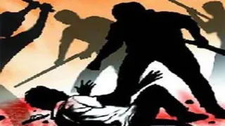 प्रयागराज के परेड मैदान में युवक पर जानलेवा हमला किया गया।