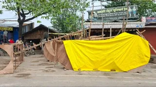 शहजादपुर फव्वारा तिराहे पर बुलडोजर के आकार का तैयार हो रहा पंडाल।