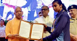 आयुषी प्रजापति को सीएम योगी ने सौंपा नियुक्ति पत्र। जागरण