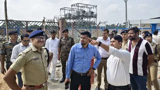 मोतीपुर के महवल औद्योगिक क्षेत्र का निरीक्षण करते जिलाधिकारी और एसएसपी।
