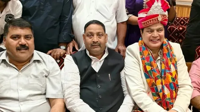 ‘ये दोस्ती हम नहीं तोड़ेंगे...’ भाजपा छोड़ सपा नेता की पार्टी में गाना गाते दिखे धर्मेंद्र कश्यप, फोटो वायरल
