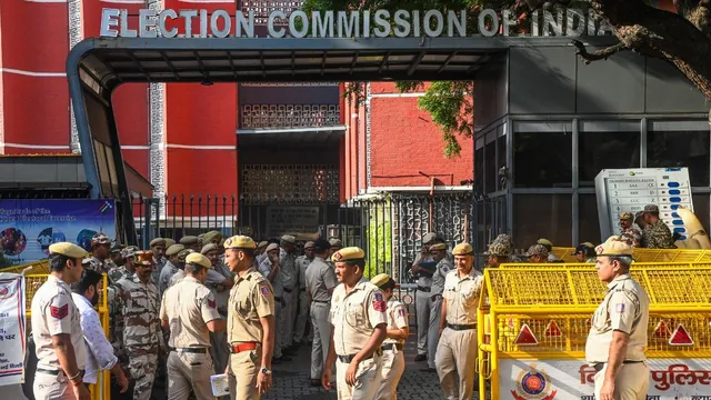 SIR के समर्थन में उतरे पूर्व 42 जज, बोले- संवैधानिक संस्थाओं को कमजोर करने का अभियान चिंताजनक
