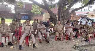 गंजमुरादाबाद के खत्रियाना मुहल्ला में घटना के दूसरे दिन तैनात पुलिस । जागरण
